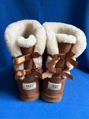 UGG Women’s Bailey Bow Boots in Chestnut with Cream Shearling